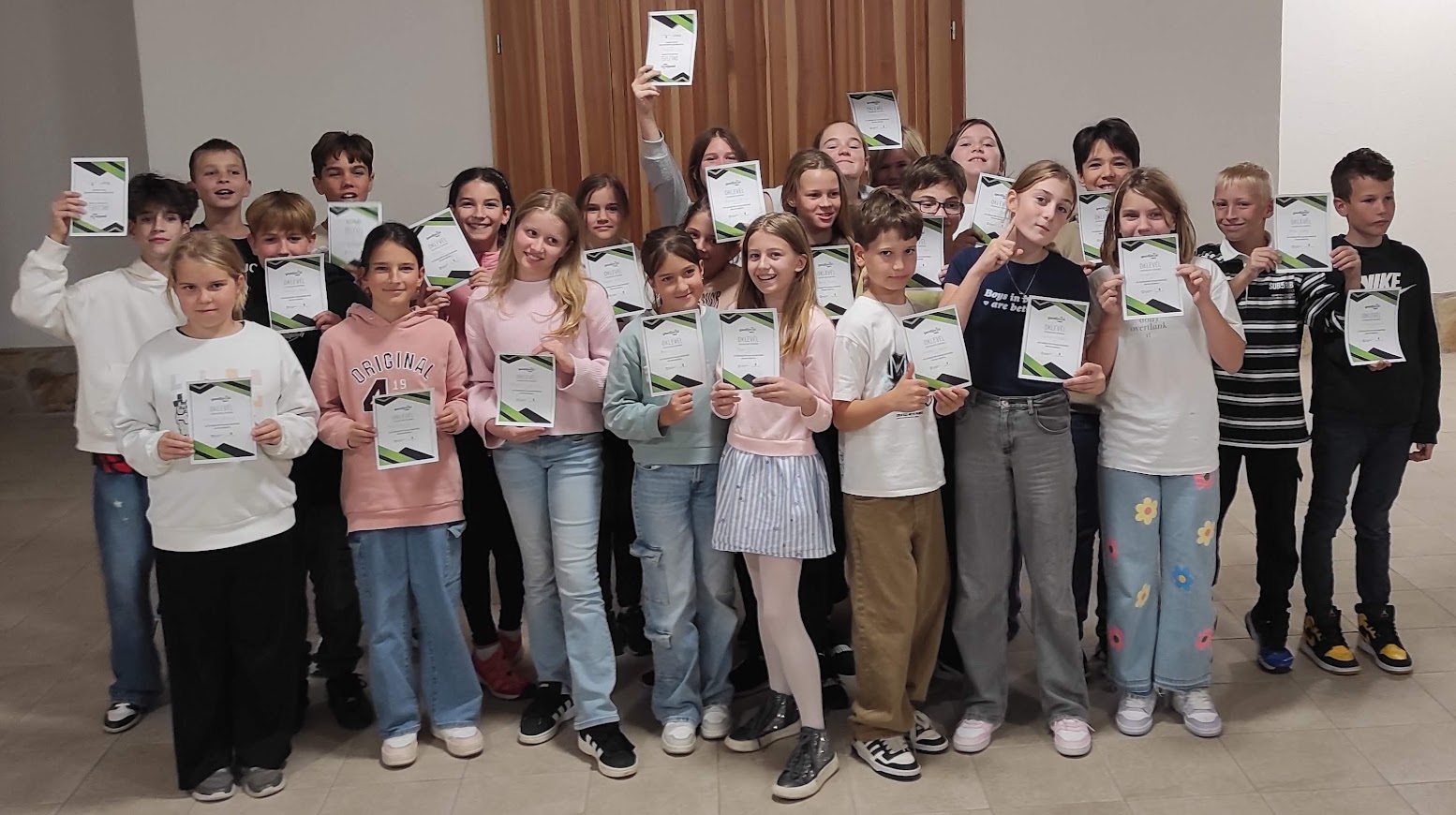 Az 5.a tanulói az okleveleikkel.
